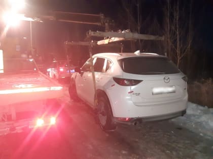 В Челнах за долги по штрафам приставы прямо на дороге арестовали «Мазду»