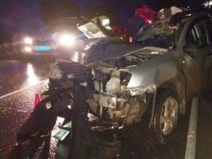 Женщина-водитель внедорожника погибла, врезавшись в сломавшийся на трассе в РТ грузовик