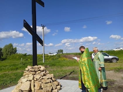 В селе Змеево состоялось освящение поклонного креста