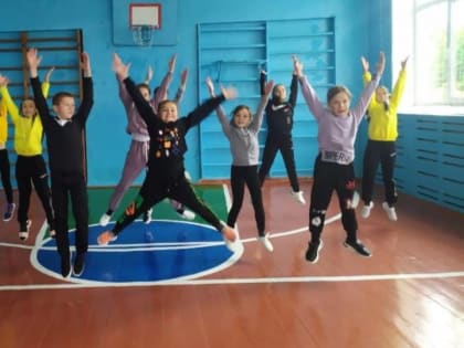Занятия в танцевальном объединении «Мир танцев» начинают с гимнастики