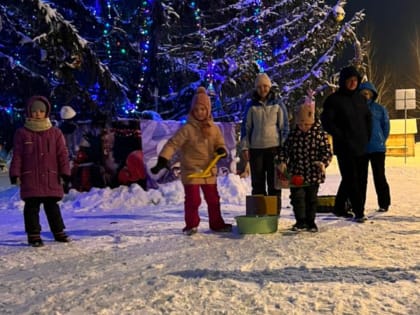 Зимние забавы у новогодней ёлки