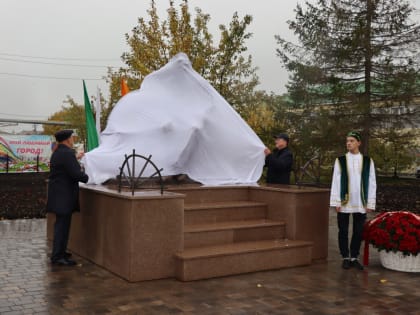 В Нурлате открыли памятник основателю татарского театра Габдулле Кариеву