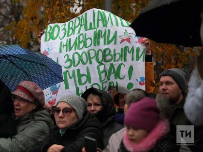 «Я вернусь к дочке с победой»: мобилизованных татарстанцев проводили из танкового училища