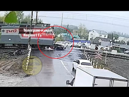 Неудачная попытка автомобилиста из Казани проскочить перед поездом попала на видео