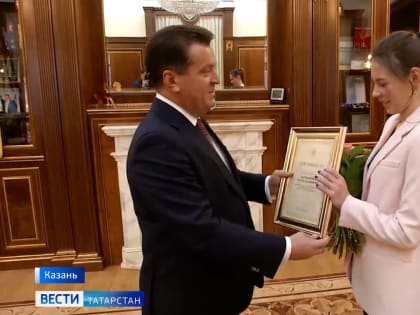 Ильсур Метшин вручил Марте Мартьяновой сертификат на получение квартиры