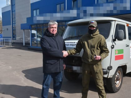 Челнинским военнослужащим мэр Наиль Магдеев вручил ключи от автомобиля УАЗ