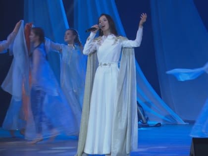 Многогранное шоу «Моя стихия» представила на сцене Зеленодольского музыкального театра певица, солистка и просто очаровательная девушка Регина Салимуллина