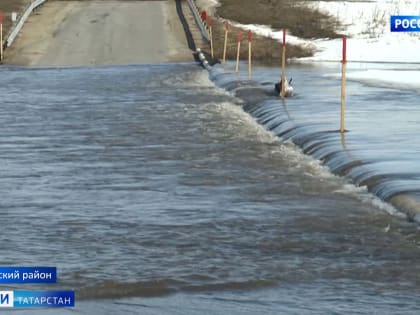 В нескольких районах Татарстана паводковыми водами затопило мосты