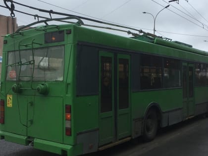Казанцы засняли троллейбус, движущийся с человеком на крыше