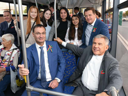 Раис РТ и Мэр Казани протестировали троллейбус нового поколения
