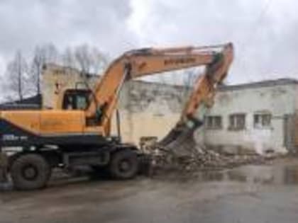 В Нижнекамске снесли незаконный пристрой к жилому дому