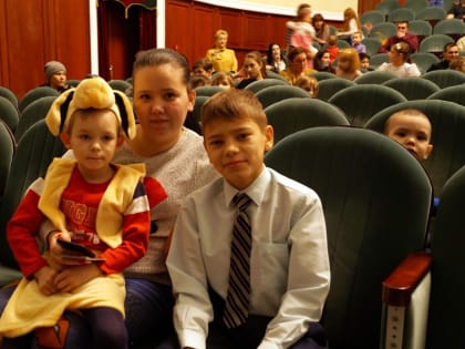 В зале Альметьевского драмтеатра обновят синхронное оборудование, кресла и пол