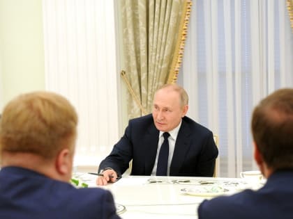 «Только надо присмотреться»: Путин назвал всех девушек «яркими»