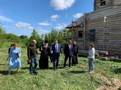 Митрополит Кирилл ознакомился с ходом реставрационных работ в одной из старейших деревянных церквей Татарстана