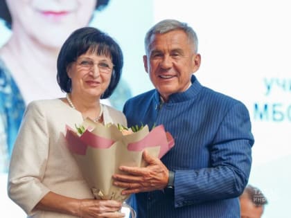 Учителя из Лениногорска Гузель Валиуллову наградили медалью Республики Татарстан «За доблестный труд»