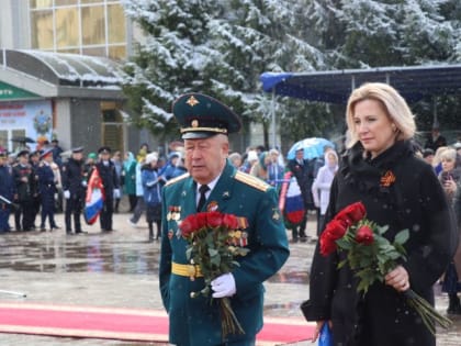 В День Победы нурлатцы возложили цветы к памятнику воину-освободителю