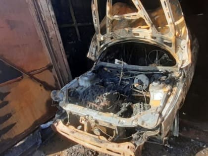 В гараже в Альметьевске сгорела машина