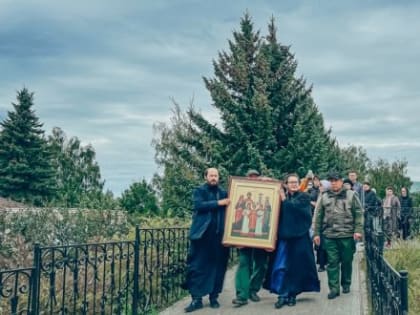 С новонаписанной иконой для Альметьевской епархии прошли по Канавке Пресвятой Богородицы в Дивеево