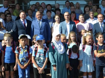 В Мензелинске 62 первоклассника получили ранцы в рамках акции «Помоги собраться в школу»