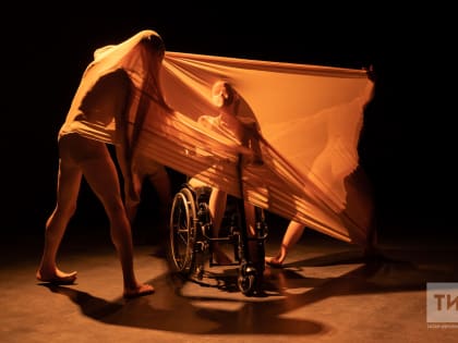 Откровенный разговор о дисморфофобии: в MOÑ прошла премьера спектакля «Отстань от себя»