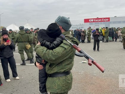 На видео попал момент прощания мобилизованного жителя РТ с маленьким сыном