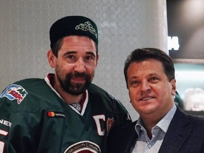 Ильсур Метшин поздравил Даниса Зарипова с 1300 матчем