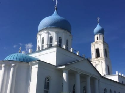 В Неделю Всех Святых епископ Мефодий совершил Литургию в храме села Русский Акташ