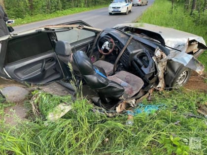 Водитель в Татарстане чудом спасся после ДТП. Его машину разорвало пополам