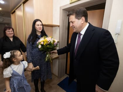 Метшин поздравил с 8 марта жену и дочь мобилизованного казанца