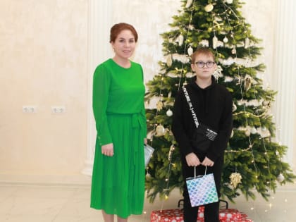 Сотрудники Нурлатского ЗАГСа подарили подарок шестикласснику Алексею Романову