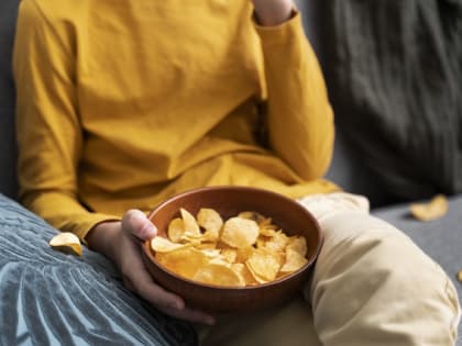 Жителям Татарстана разъяснили, чем опасны чипсы для детей, и с какого возраста можно их есть