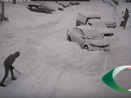 Жильцы 105-го дома на Мира в Нижнекамске устроили показательную уборку двора