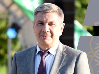 Глава Актанышского муниципального района Ленар Зарипов поздравил с Днем народного единства и с Днем Конституции Татарстана