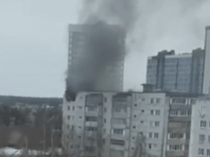 В сети появилось видео с кадрами падения из окна мужчины после взрыва в квартире