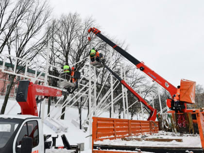 «Мы не можем оставить казанцев без праздника»: в городе начались работы по новогоднему оформлению