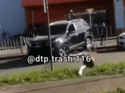 В Казани водитель протаранил забор: мужчине стало плохо за рулем