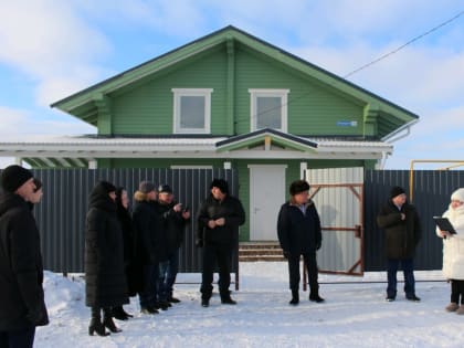 Врачам Новошешминской ЦРБ вручили ключи от дома.