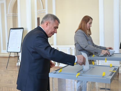 Рустам Минниханов проголосовал на выборах президента России