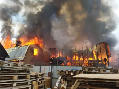 В казанском поселке Киндери загорелся дом