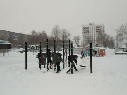 Челнинские студенты присоединились к уборке города от снега