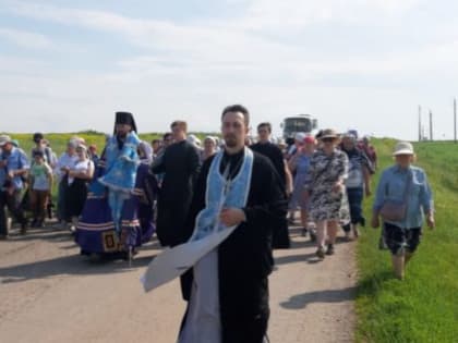 К празднованию иконы Божией Матери «Достойно есть» в Александро-Невском мужском монастыре состоялся традиционный крестный ход