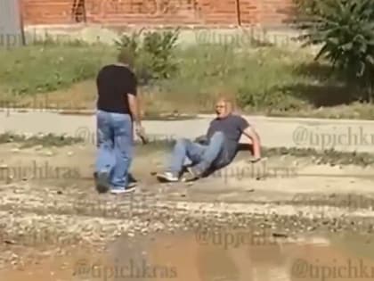 Жители Краснодара стали свидетелями жестокой расправы над мужчиной – видео (18+)