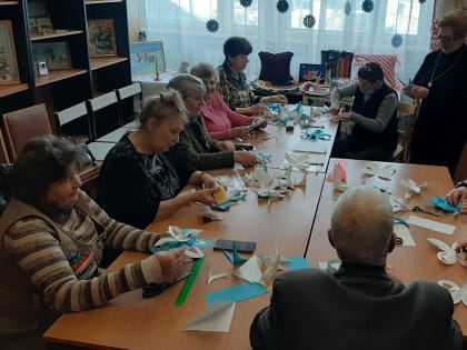В Совете ветеранов (пенсионеров), в преддверии новогодних праздников, прошел мастер – класс по изготовлению елочных игрушек