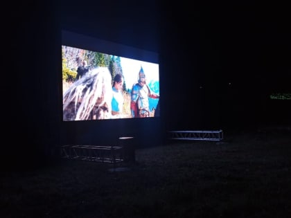 «Ночь кино» - уличный просмотр фильма «Последний богатырь: Посланник тьмы» на большом экране