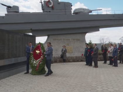 На заводе имени Горького чтут традиции – много лет чествуют ветеранов-заводчан накануне праздника Победы на площади возле бронекатера «Калюжный»