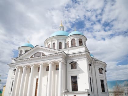 В Духов день митрополит Кирилл совершил Литургию в Пещерном храме Казанского кафедрального собора