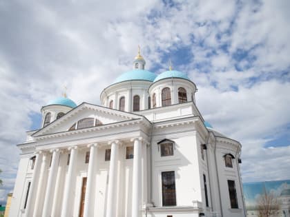 В Духов день митрополит Кирилл совершил Литургию в Пещерном храме Казанского кафедрального собора