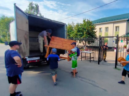 Воспитанники приходского столярного кружка в г. Болгаре продолжают благоустройство дворов