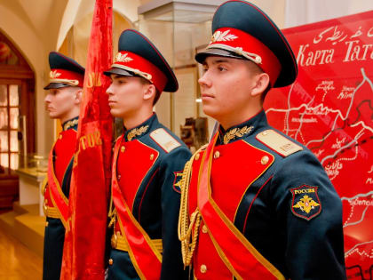 Торжественная церемония преклонения перед Знаменем Победы