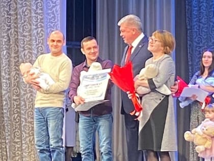 В Челнах семье тройняшек вручили сертификат на 50 тысяч рублей